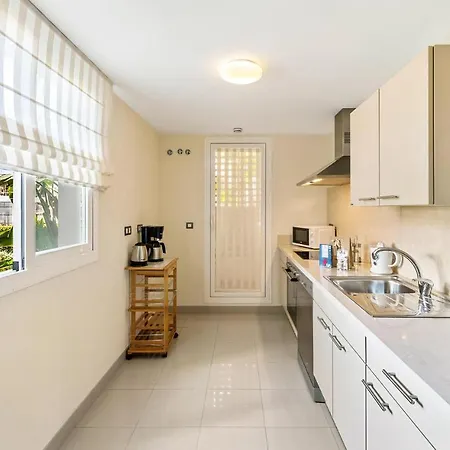 Cozy In With Kitchenette Апартаменты *